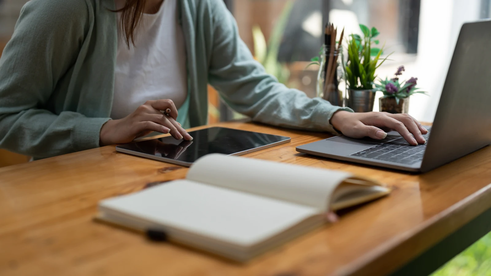 パソコンとタブレットで情報を調べる人物