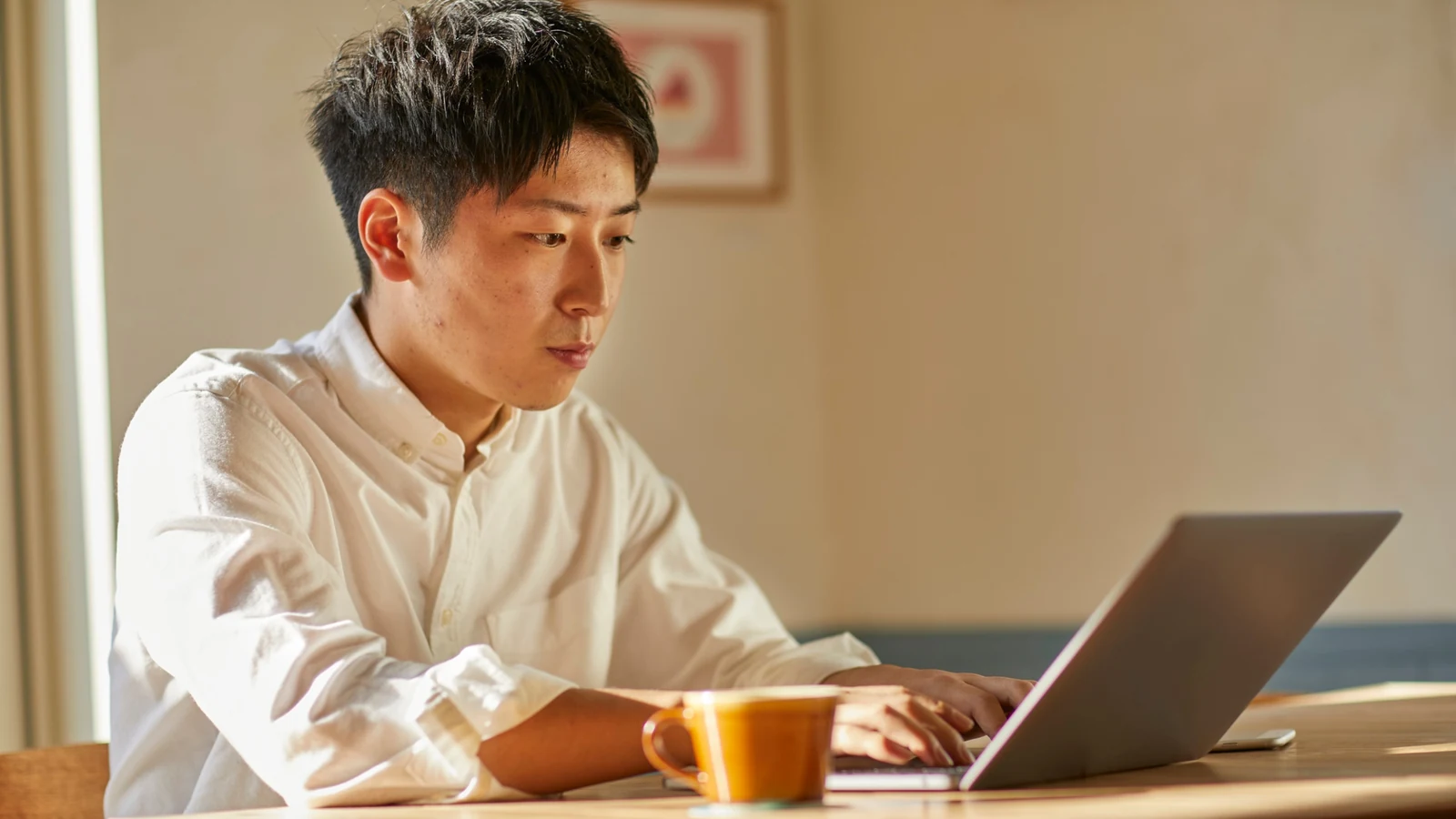 ノートパソコンで作業する人物