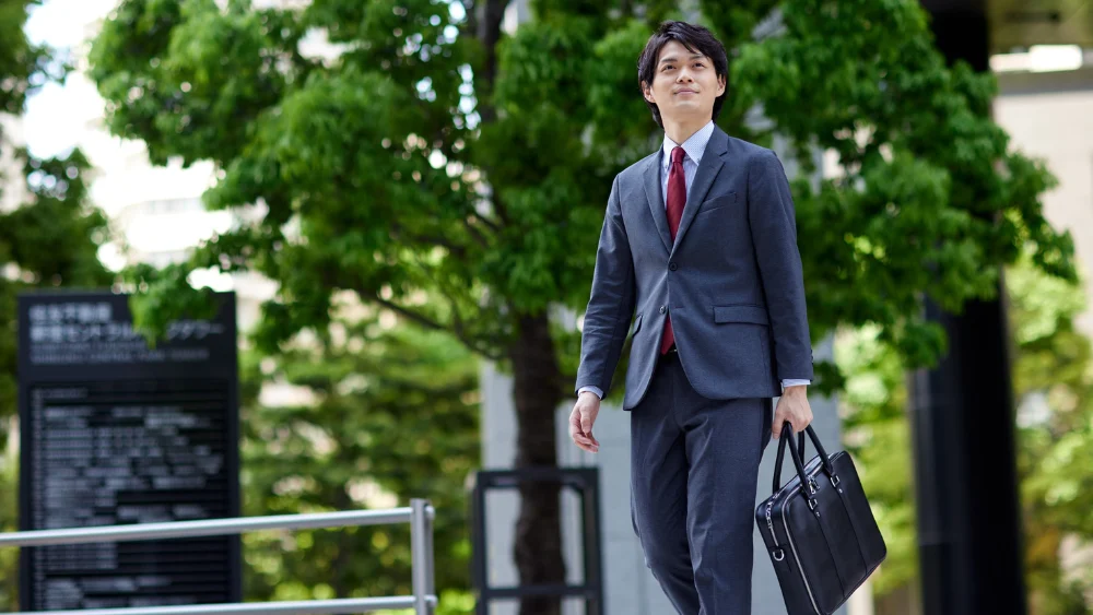 消防活動服の消防士と消防車